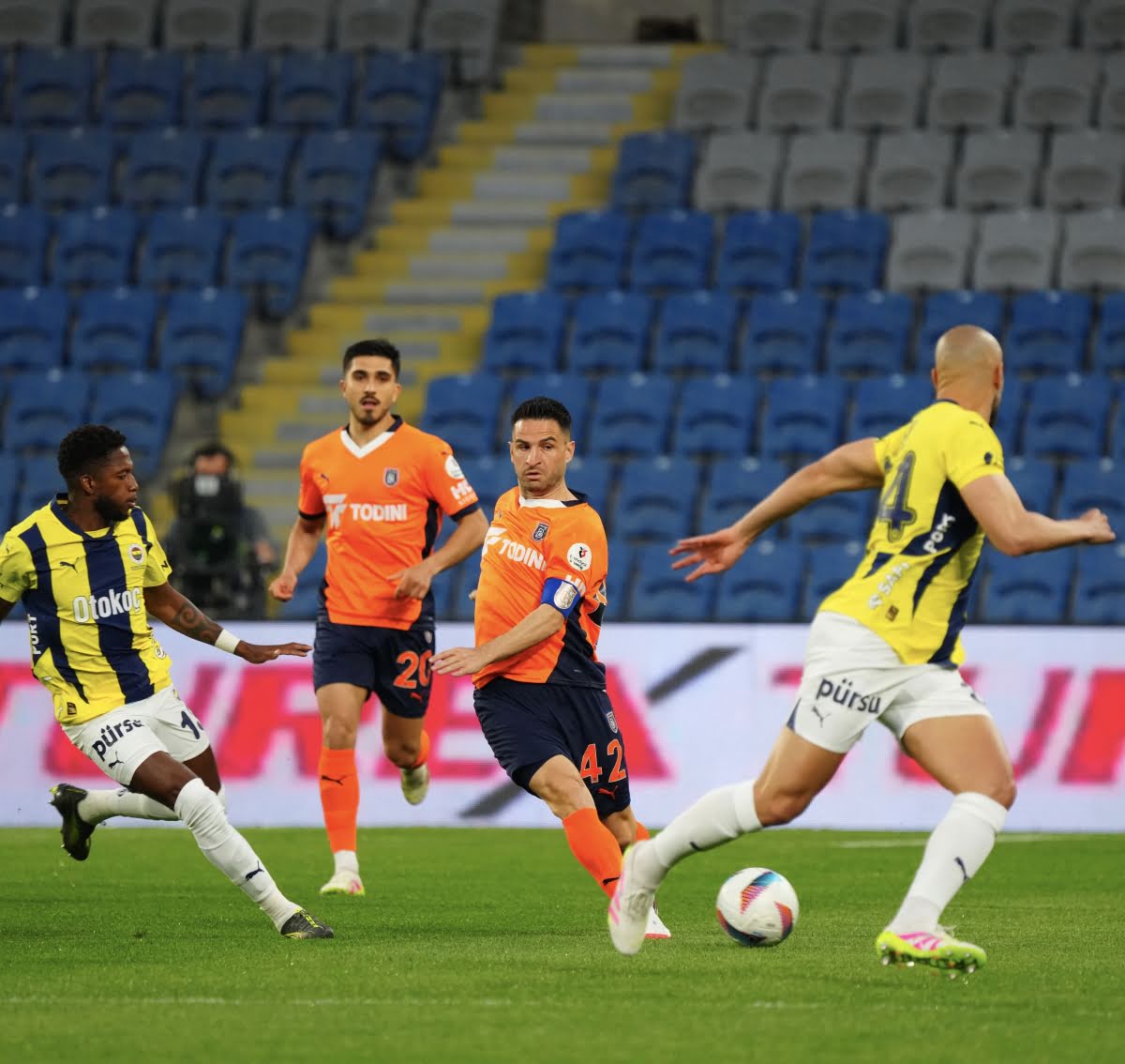 Basaksehir FK vs Fenerbahce (00:00 &#8211; 10/05) | Xem lại trận đấu
