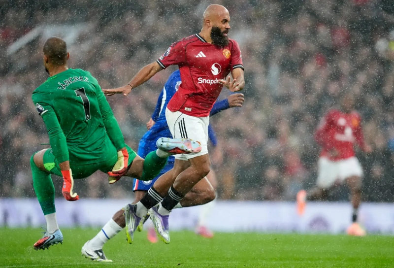 chelsea-guc-nga-truoc-mu-sanchez-cui-dau-nhan-loi