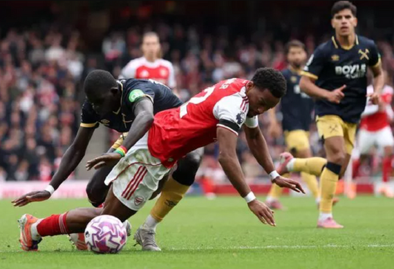 Arsenal đối mặt thử thách lớn khi Gabriel chấn thương: Arteta sẽ giải bài toán hàng thủ ra sao?