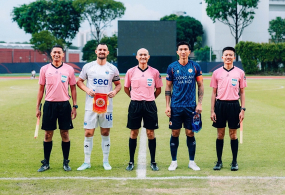 Văn Hậu tái xuất ấn tượng, mang băng đội trưởng trong trận giao hữu của CAHN